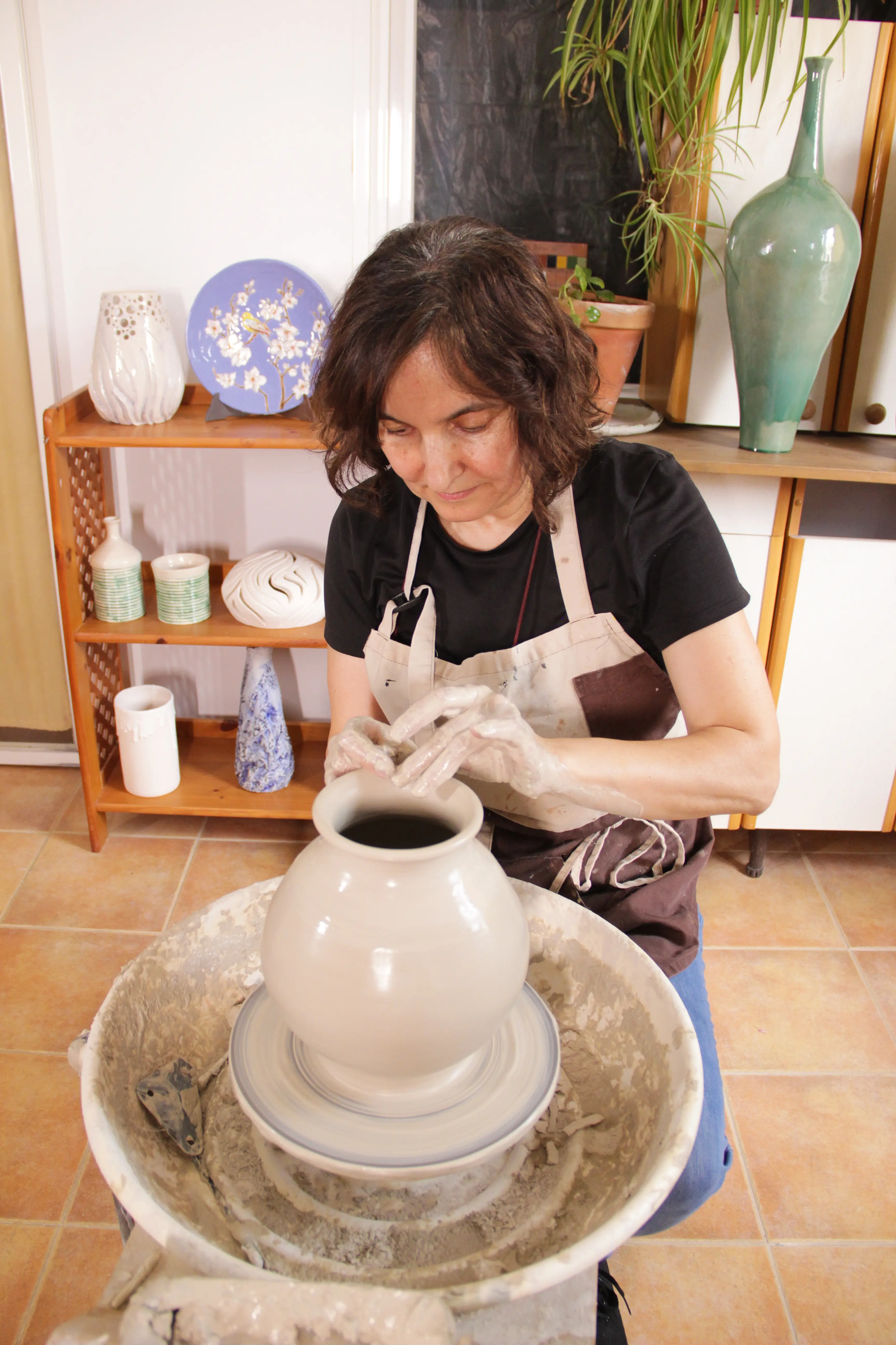 Rosa Rodríguez trabajando la alfarería en su taller